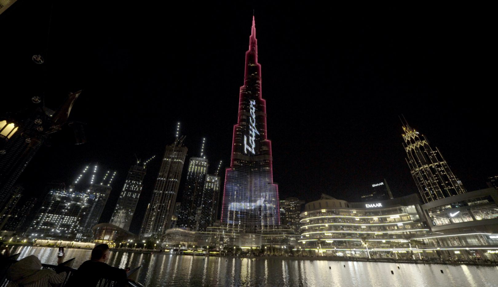 Lichtshow am Burj Khalifa in Dubai: Porsche Taycan lässt das höchste Gebäude der Welt erleuchten 