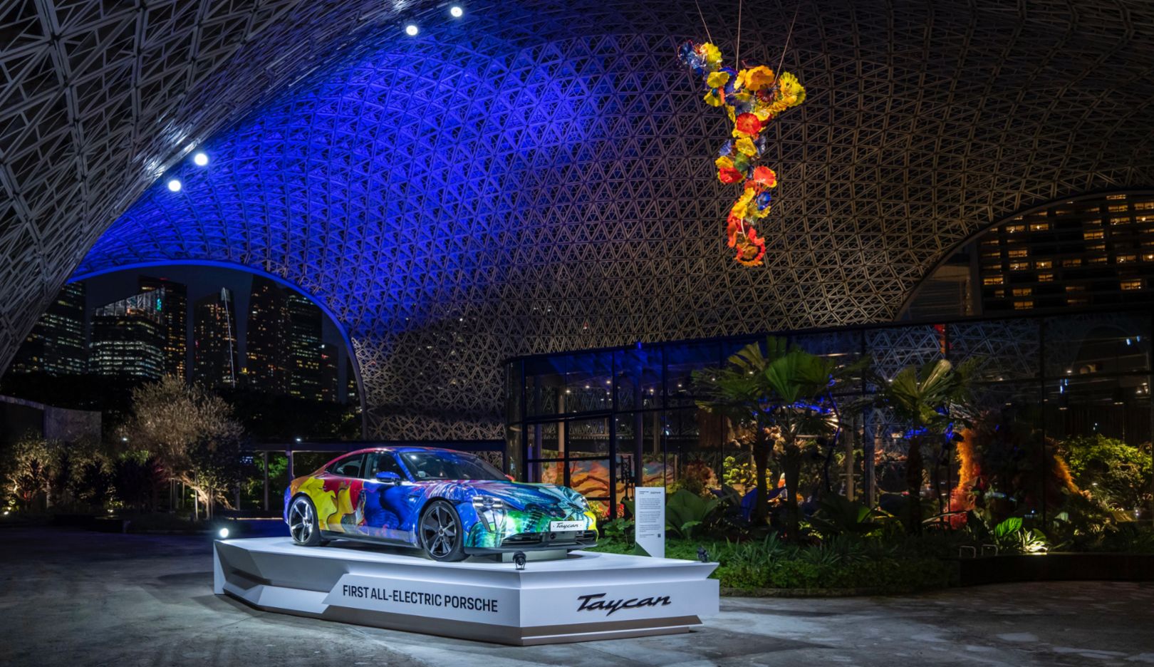 Taycan, Exhibition &quot;Dale Chihuly: Glass in Bloom&quot;, Gardens by the Bay, Singapore , 2021, Porsche AG