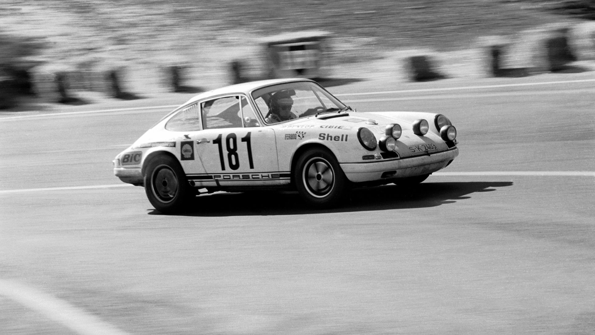 911 R 2,0 Coupé, Gerard Larrousse at the 'Tour de France, 1969, Porsche AG