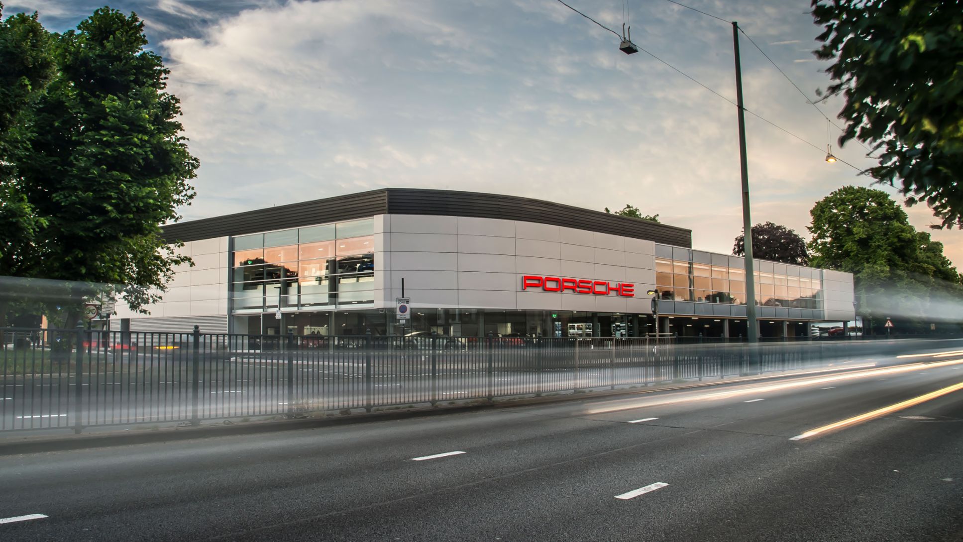 Porsche trade and service centre, Chiswick, 2016, Porsche AG
