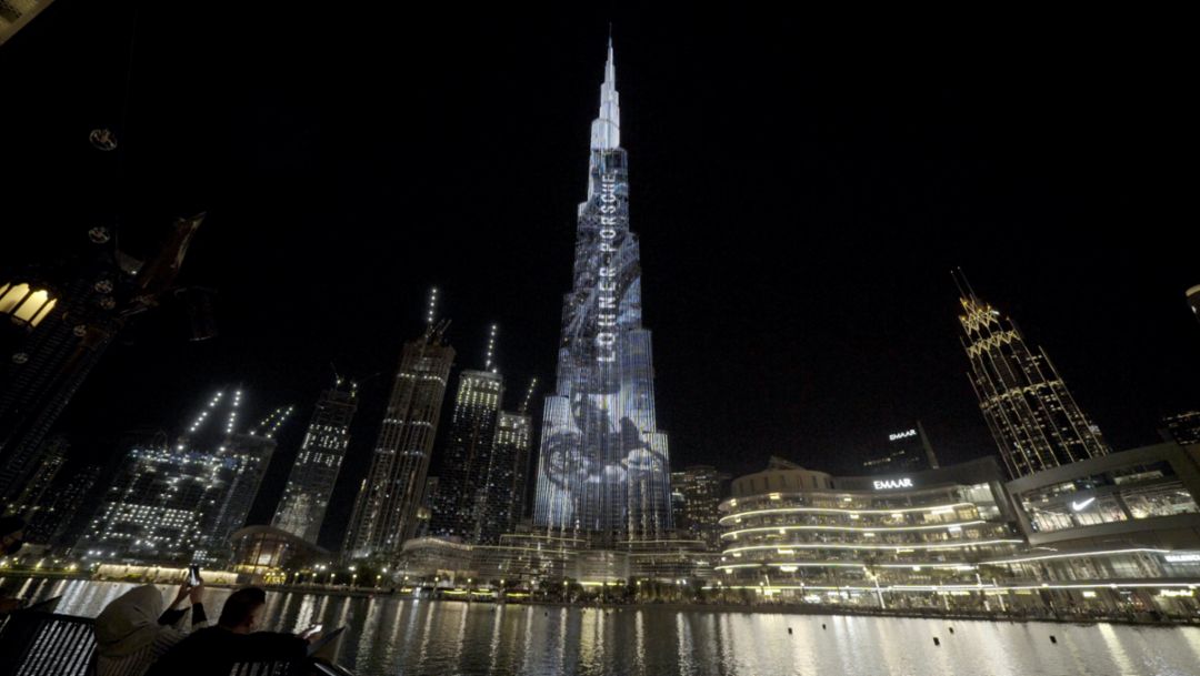Lichtshow am Burj Khalifa in Dubai: Porsche Taycan lässt das höchste Gebäude der Welt erleuchten