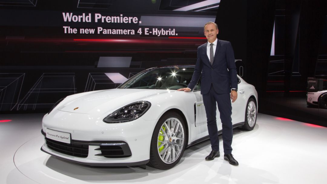 Oliver Blume, Vorstandsvorsitzender Porsche AG, Porsche Panamera 4 E-Hybrid, Autosalon Paris, 2016, Porsche AG