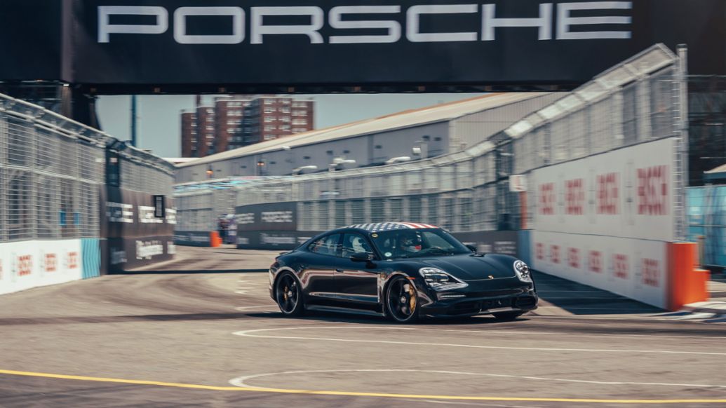 Taycan-Vorserienauto, Triple Demo Run, New York, 2019, Porsche AG