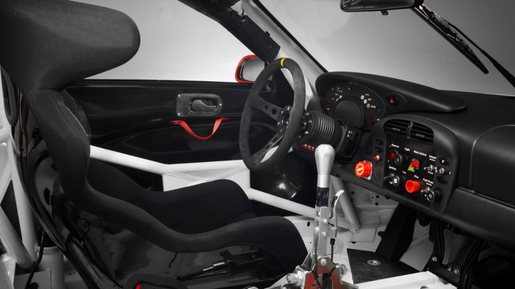 Steering wheel of the 911 GT3 RSR (2004), Porsche AG