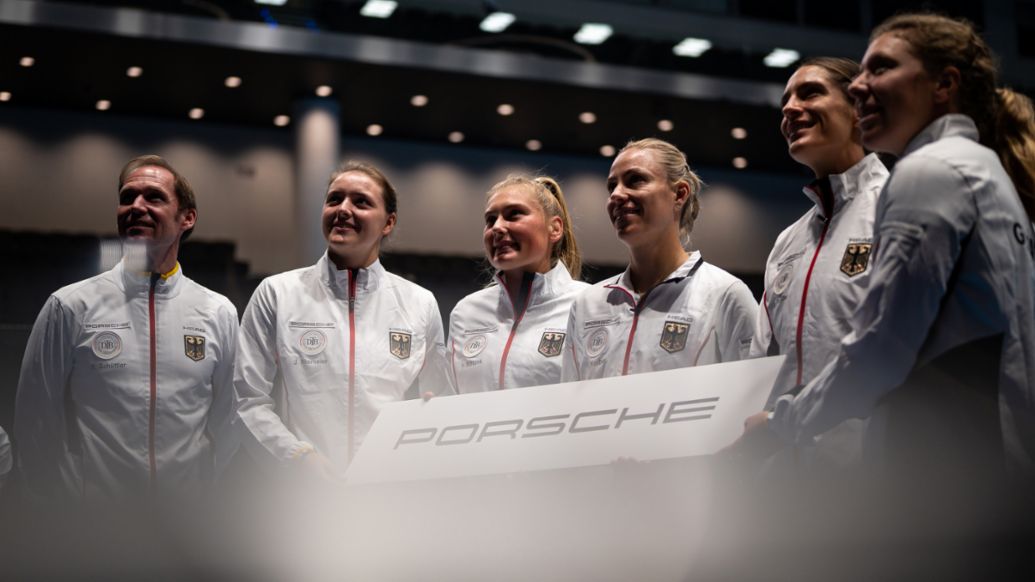 Porsche-Markenbotschafterin Angelique Kerber (3. von rechts) mit dem Porsche Team Deutschland: Teamkapitän Rainer Schüttler, Jule Niemeier, Nastasja Schunk, Andrea Petkovic und Anna-Lena Friedsam (l-r), 2023, Porsche AG