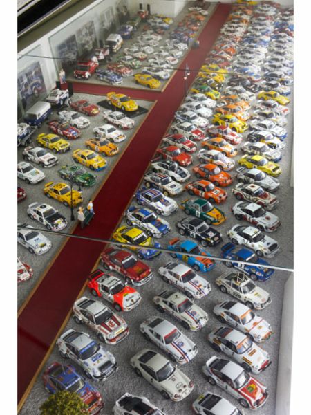 El despacho, repleto de miniaturas, bibliografía y objetos relacionados con Porsche, 2020, Porsche Ibérica