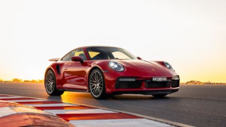 Porsche 911 Turbo beats production car lap record at The Bend