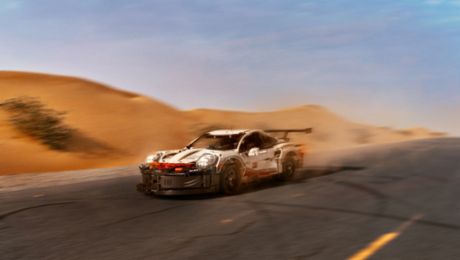 Meister der Illusion: Ein Lego Porsche 911 RSR in der Wüste
