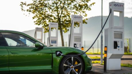 Charging with the Porsche Charging Service: convenient, fast and inexpensive