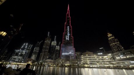 Porsche Taycan lässt das Burj Khalifa in Dubai erleuchten