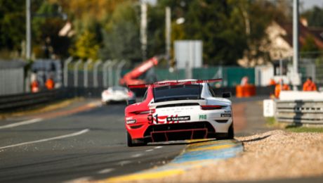 Porsche 911 RSR tackles 24 Hours of Le Mans from pole position