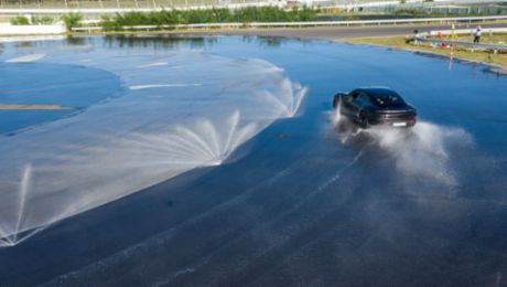 Porsche Taycan driftet ins Guinness World Records™ Buch
