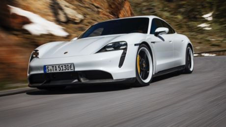 Free software update for the first Porsche Taycan models