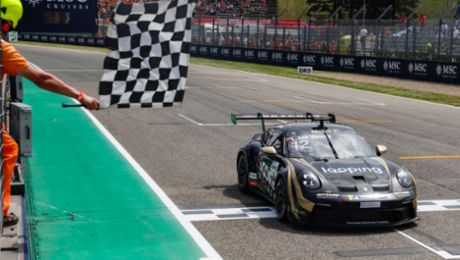 Larry ten Voorde feiert Sieg in seinem 200. Markenpokalrennen mit Porsche