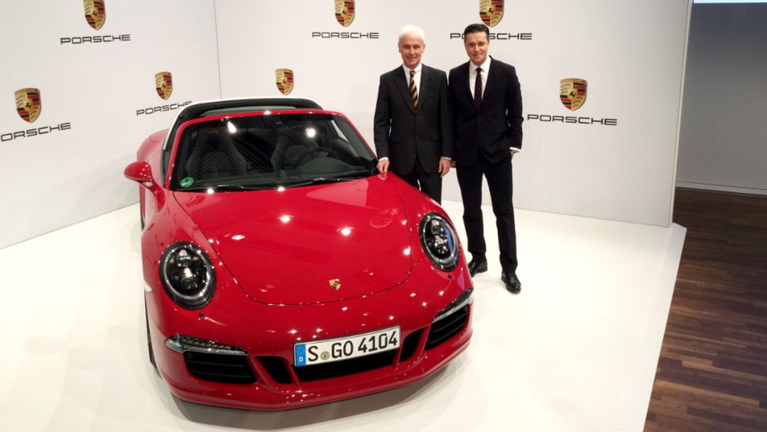 Matthias Müller (l), Vorstandsvorsitzender, Lutz Meschke, Finanzvorstand, Jahrespressekonferenz, Porsche-Museum, 2015, Porsche AG