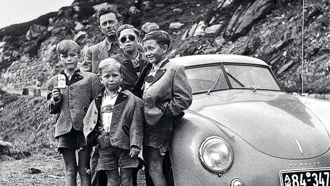 Hans-Peter Porsche, Wolfgang Porsche, Ferry Porsche, Ferdinand Alexander Porsche, Gerhard Porsche, (izq. a der.), 356 Coupé, 1950, Porsche AG