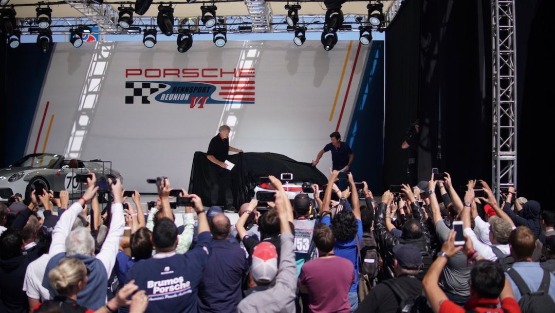 负责销售与市场的保时捷全球执行董事会成员冯佩德先生（Mr. Detlev von Platen）和 保时捷品牌大使 Mark Webber一同为全新保时捷 935 赛车揭幕 