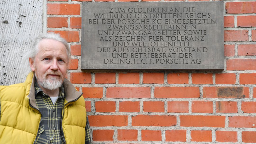 Ubbo Enninga, artist, commemorative plaque, Zuffenhausen, 2017, Porsche AG