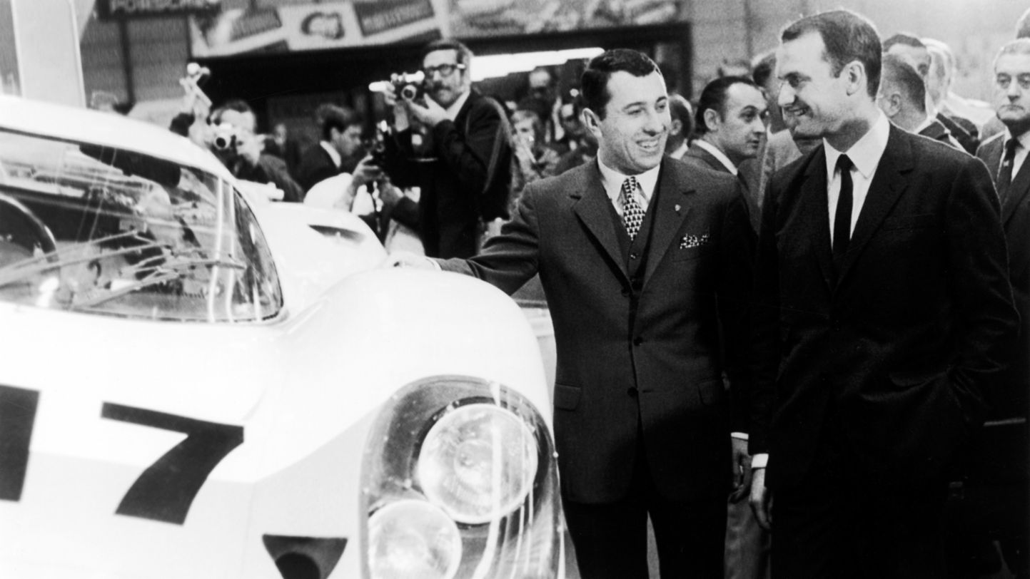 Ferdinand Piëch (derecha) con Gerhard Mitter, presentación mundial del Porsche 917, Ginebra, 1969, Porsche AG
