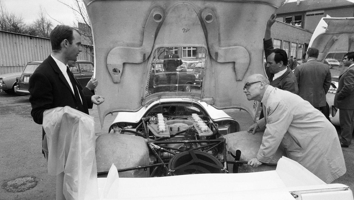 Ferdinand Piëch (izquierda) junto al Porsche Tipo 917 LH Coupé, Nave 1 de Porsche, 1969, Porsche AG