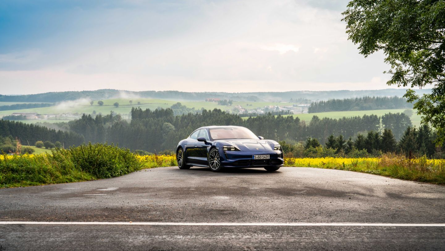 Taycan Turbo, enzianblaumetallic, Taycan Media Drive, Europa, 2019, Porsche AG 