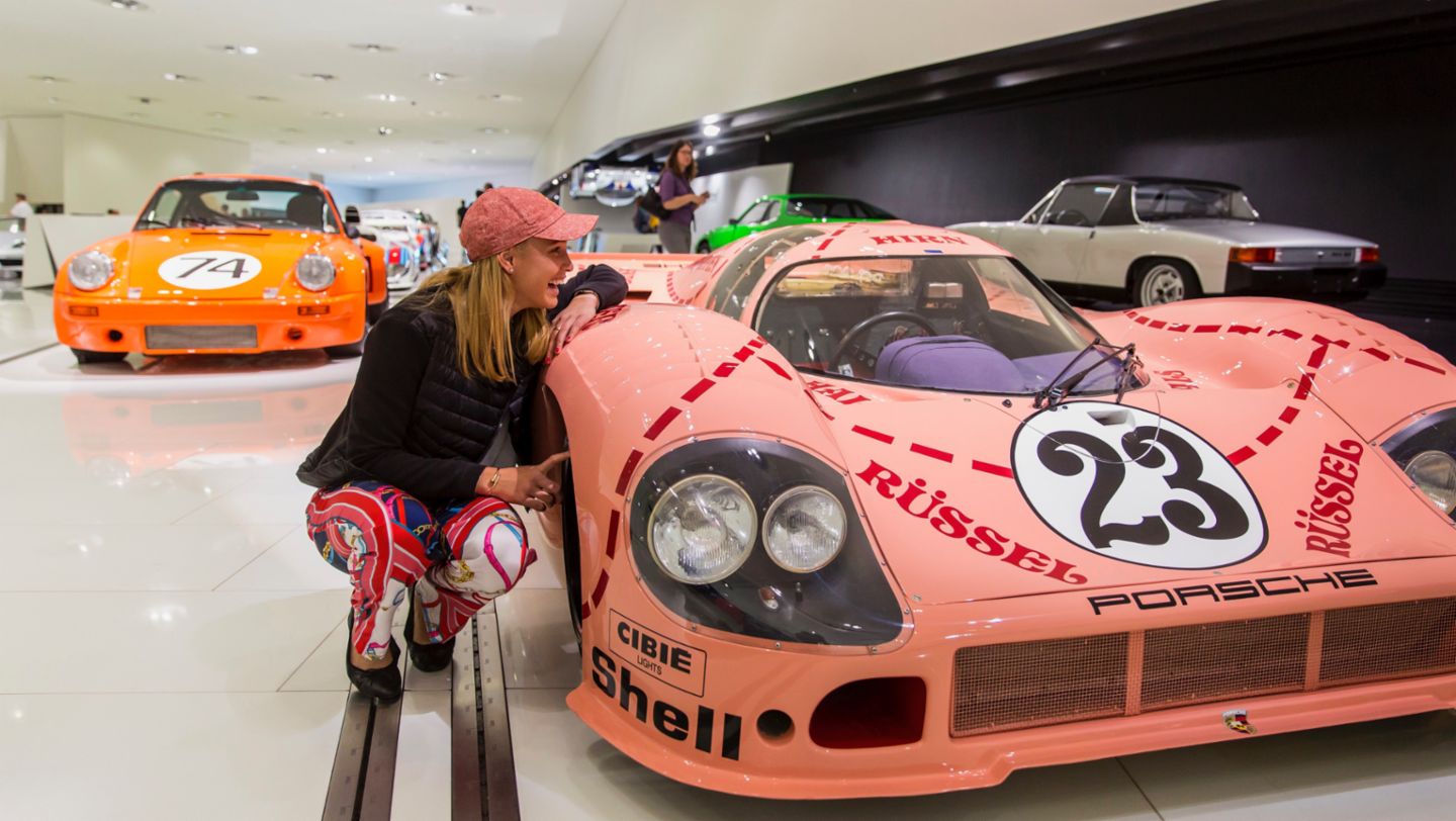 Gute Laune im Porsche Museum: Donna Vekić und der legendäre Porsche 917/20 „Sau" von 1971 (2019)