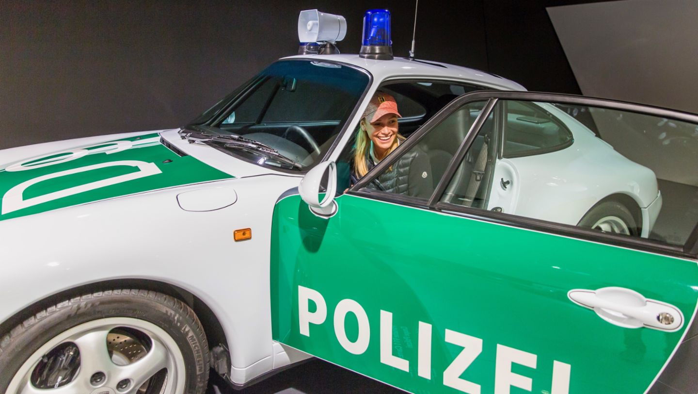Geschichte hautnah: Donna Vekić im Porsche 911 Carrera Coupé Polizei, dem einmillionsten von Porsche produzierten Sportwagen (2019)