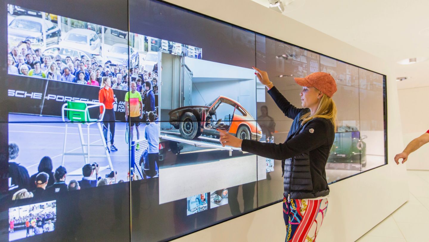 Donna Vekić on a discovery tour in the Porsche Museum (2019)