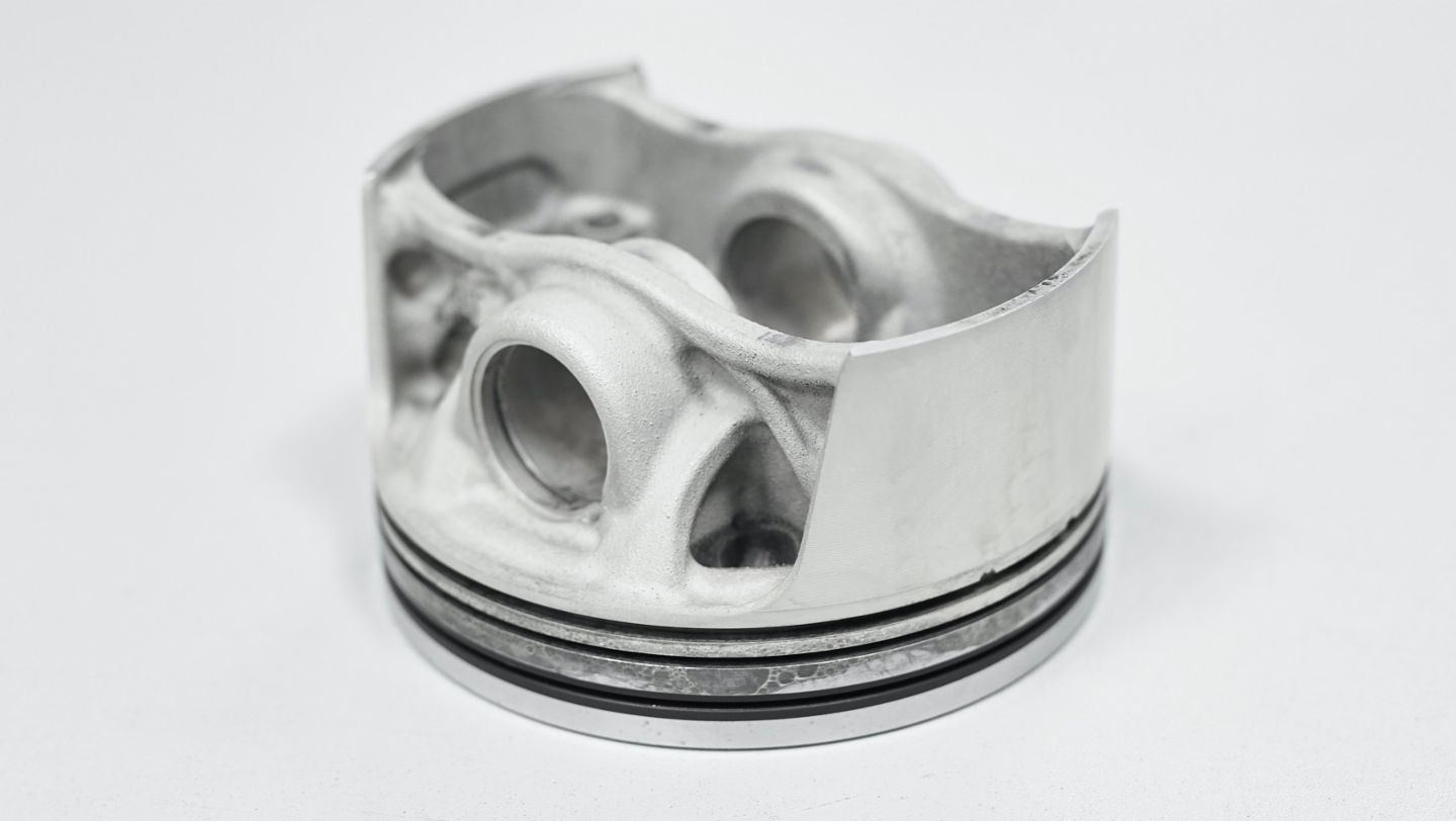 Pistons from the 3D printer, 2020, Porsche AG