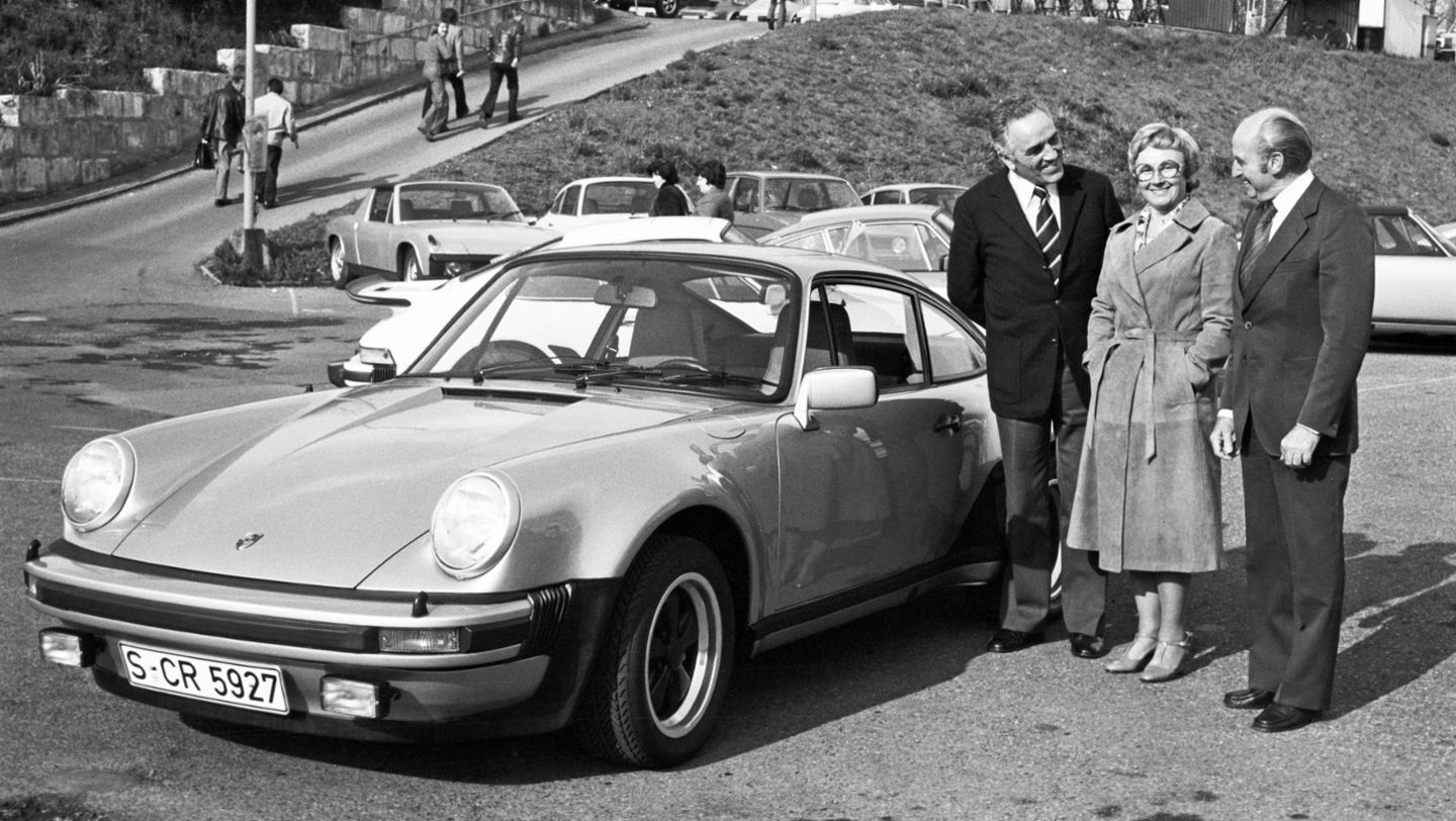 Harald Wagner con la familia Pietsch, 911 Turbo 3.0 Coupé, recogida de coches, 1976, Porsche AG