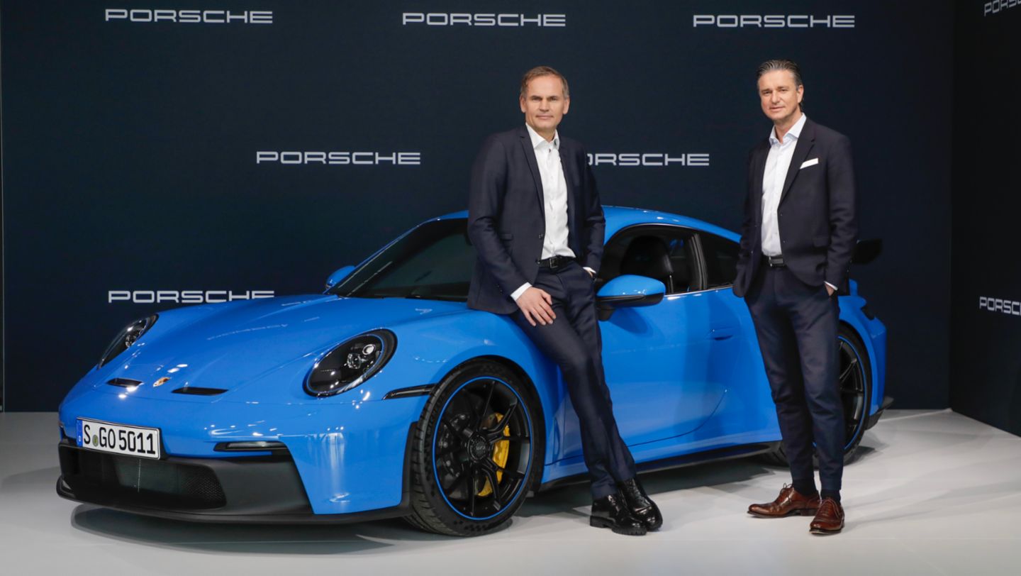 Oliver Blume, Vorstandsvorsitzender der Dr. Ing. h.c. F. Porsche AG, Lutz Meschke, Stellvertretender Vorstandsvorsitzender und Vorstand für Finanzen und IT der Dr. Ing. h.c. F. Porsche AG, l-r, 911 GT3, Jahrespressekonferenz, 2021, Porsche AG
