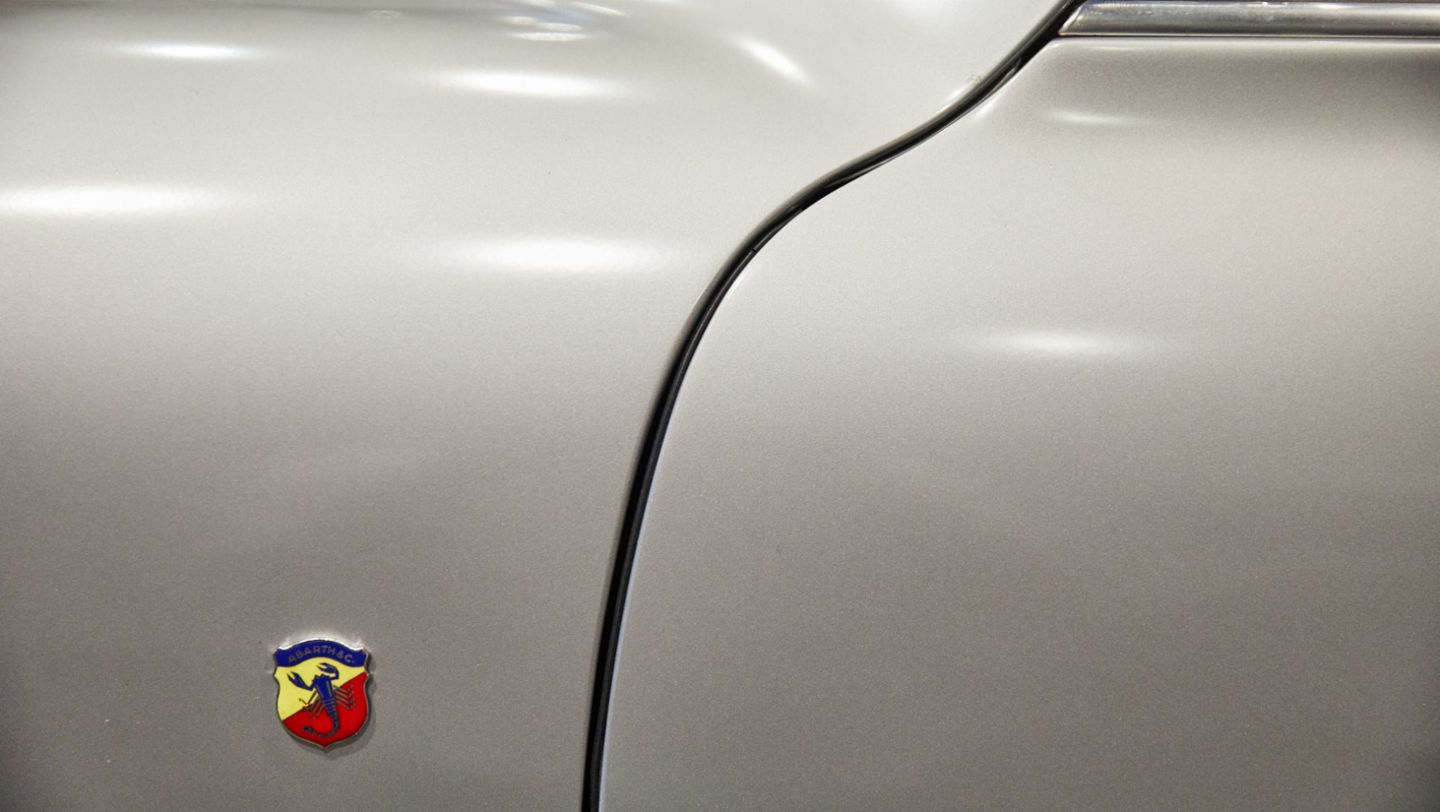 Der italienisch-österreichische Sportwagenbauer Carlo Abarth wirkte beim Bau des Rennwagens mit. Sein Wappen prangt an der Aluminiumkarosserie, 2021, Porsche AG