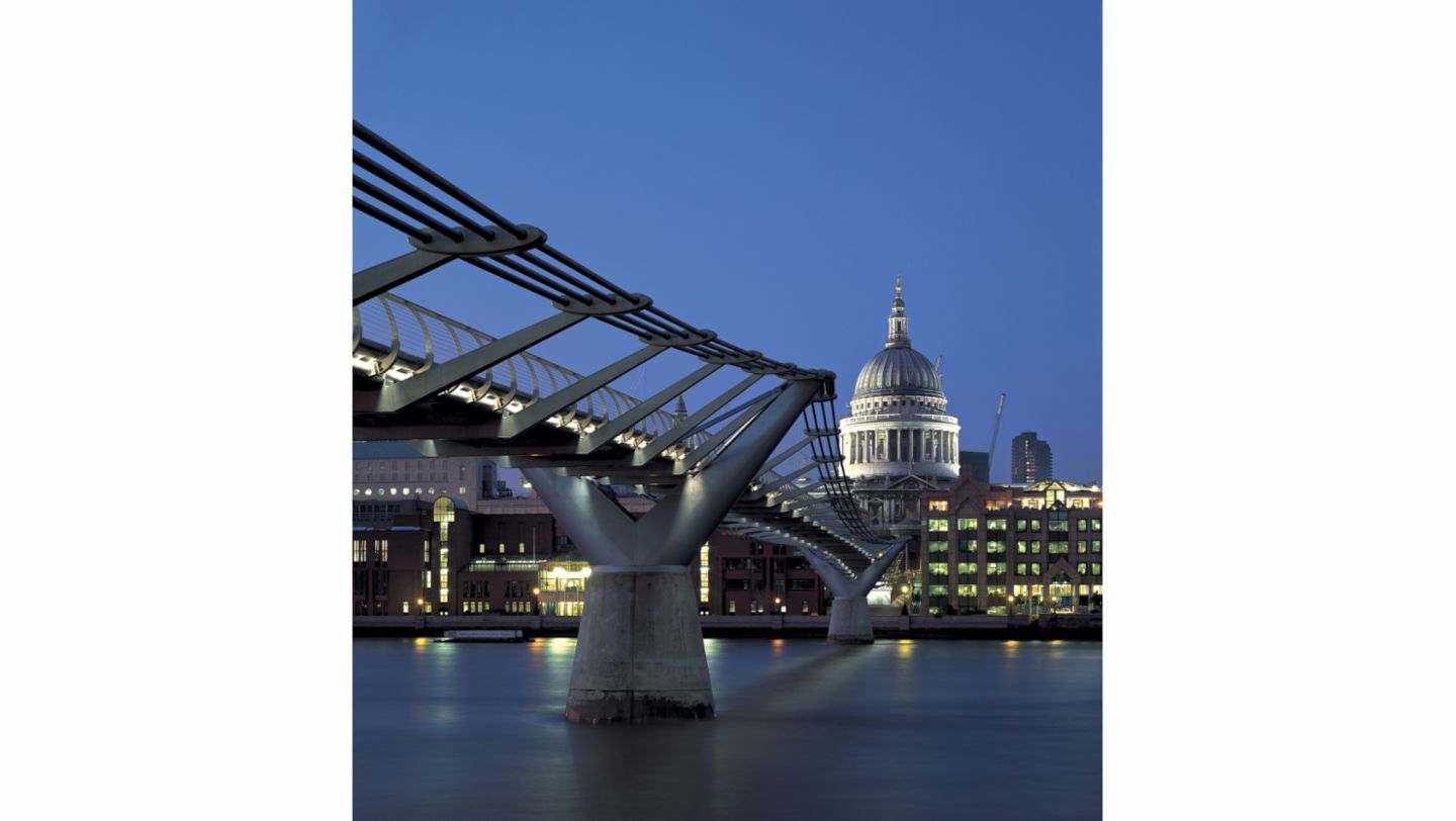 Millennium Bridge, London, Great Britain, 2021, Porsche AG
