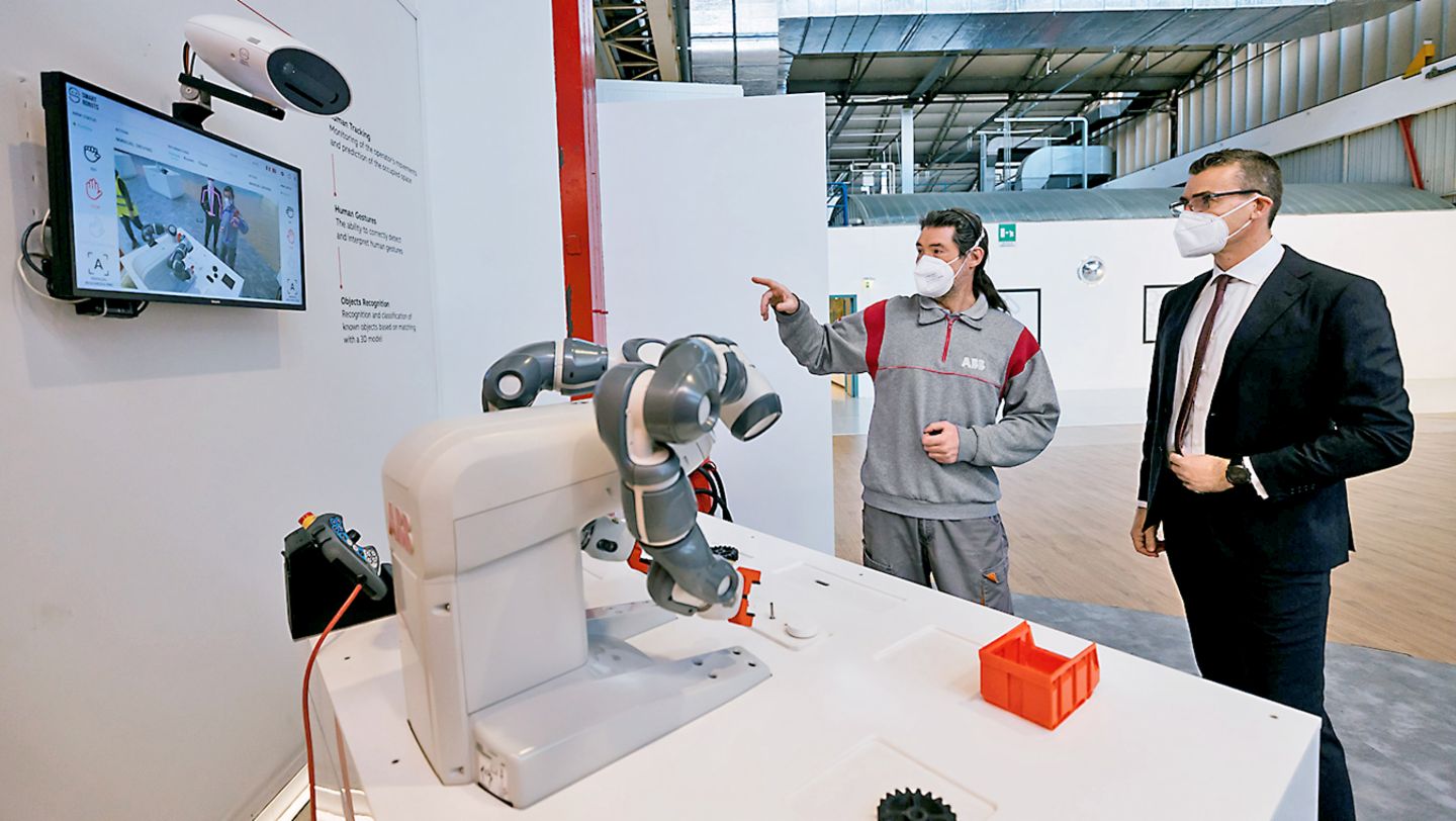 Enrico Cassani, Supervisor am ABB Robotics Technology Center in Vittuona (links) und Claudio Brusatori, Partner bei Porsche Consulting Italia, 2022, Porsche Consulting