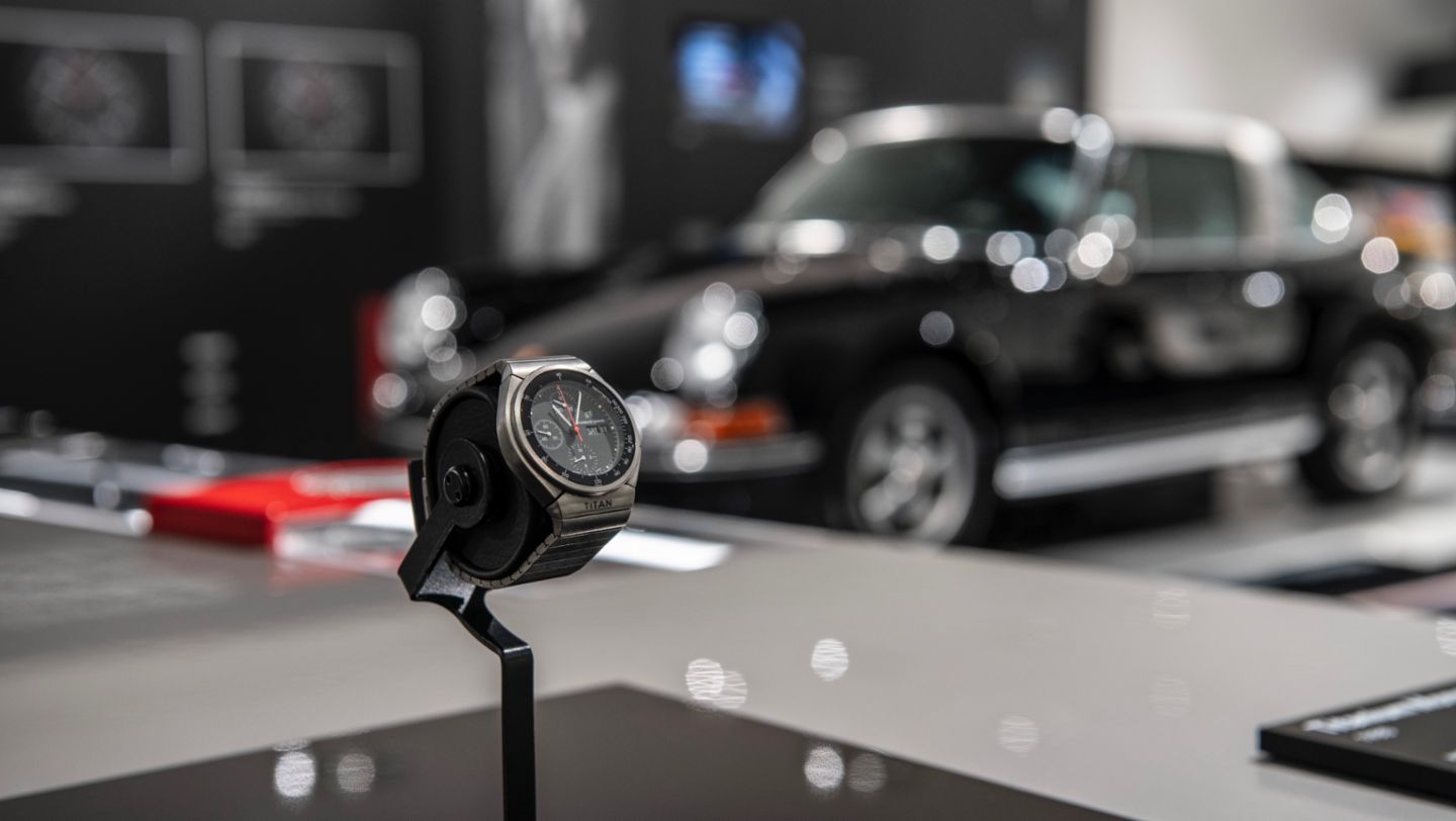 Monobloc Actuator-Uhr, 911 S 2.4 Targa, Sonderausstellung 50 Jahre Porsche Design, Porsche Museum, 2022, Porsche AG