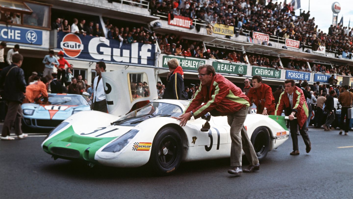 908 LH Coupé, Jo Siffert, Hans Herrmann, Peter Falk (at the driver's side), Hans Mezger (at the rear), Le Mans, 1968, Porsche AG