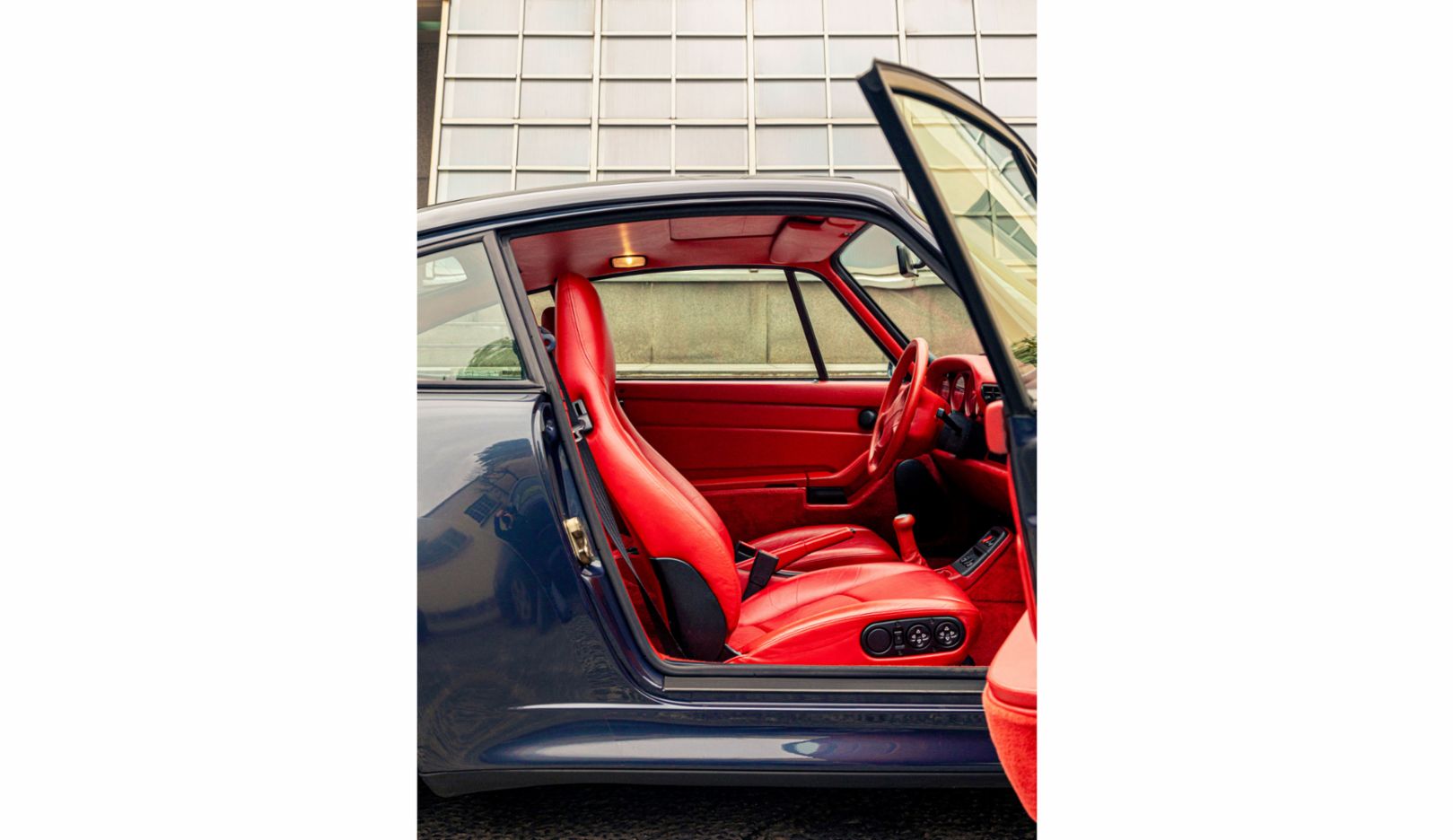 Het hele interieur van Miani's 911 is in cancanrood, net als de rokken van de danseressen in de Moulin Rouge in Parijs.