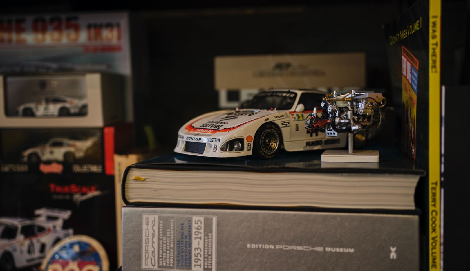 Zahlreiche Porsche-Devotionalien stehen bei Meyer im Regal. Auch ein Miniatur-Modell des Siegerfahrzeugs.