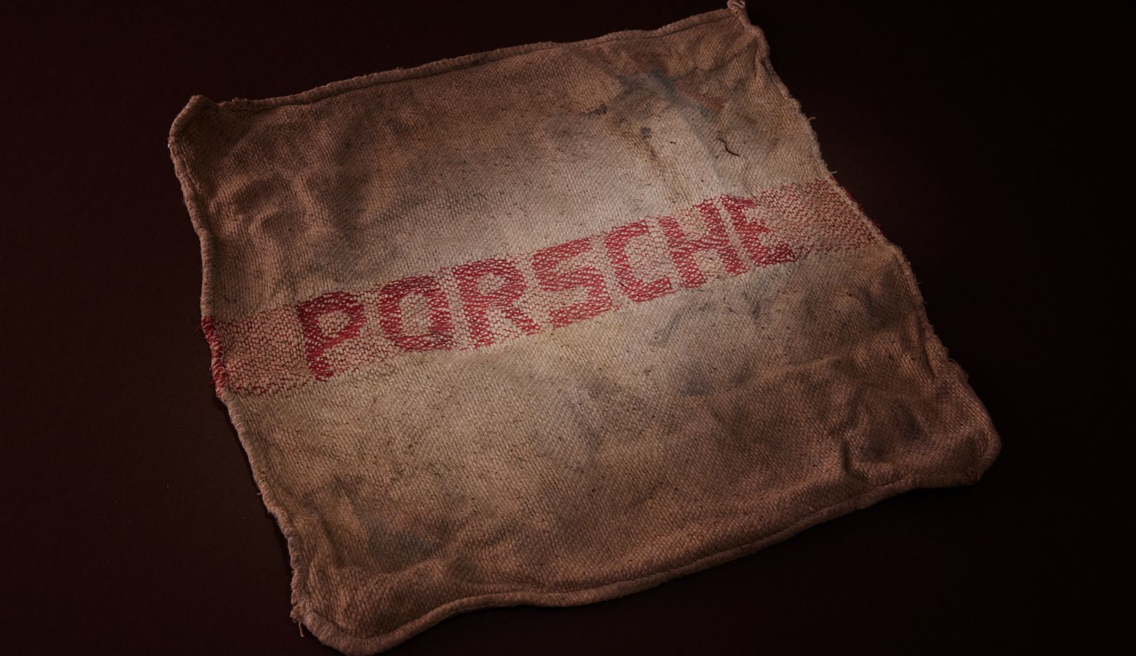 Mesmo passados mais de 50 anos, o pano Porsche ainda cheira a óleo.