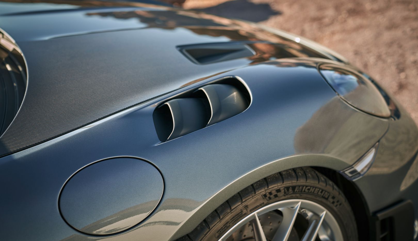 Ongelooflijk geluid: de vrij aanzuigende 4,0-liter zescilinder boxermotor met hoog toerental is afgeleid van de 911 GT3.