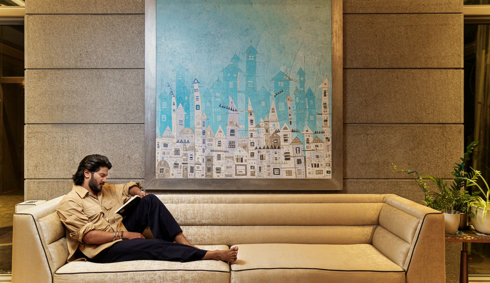 Arte e cultura accompagnano Salmaan fin dall'infanzia. Qui è seduto davanti a un dipinto dell'artista indiana Bhavna Sonawane. 