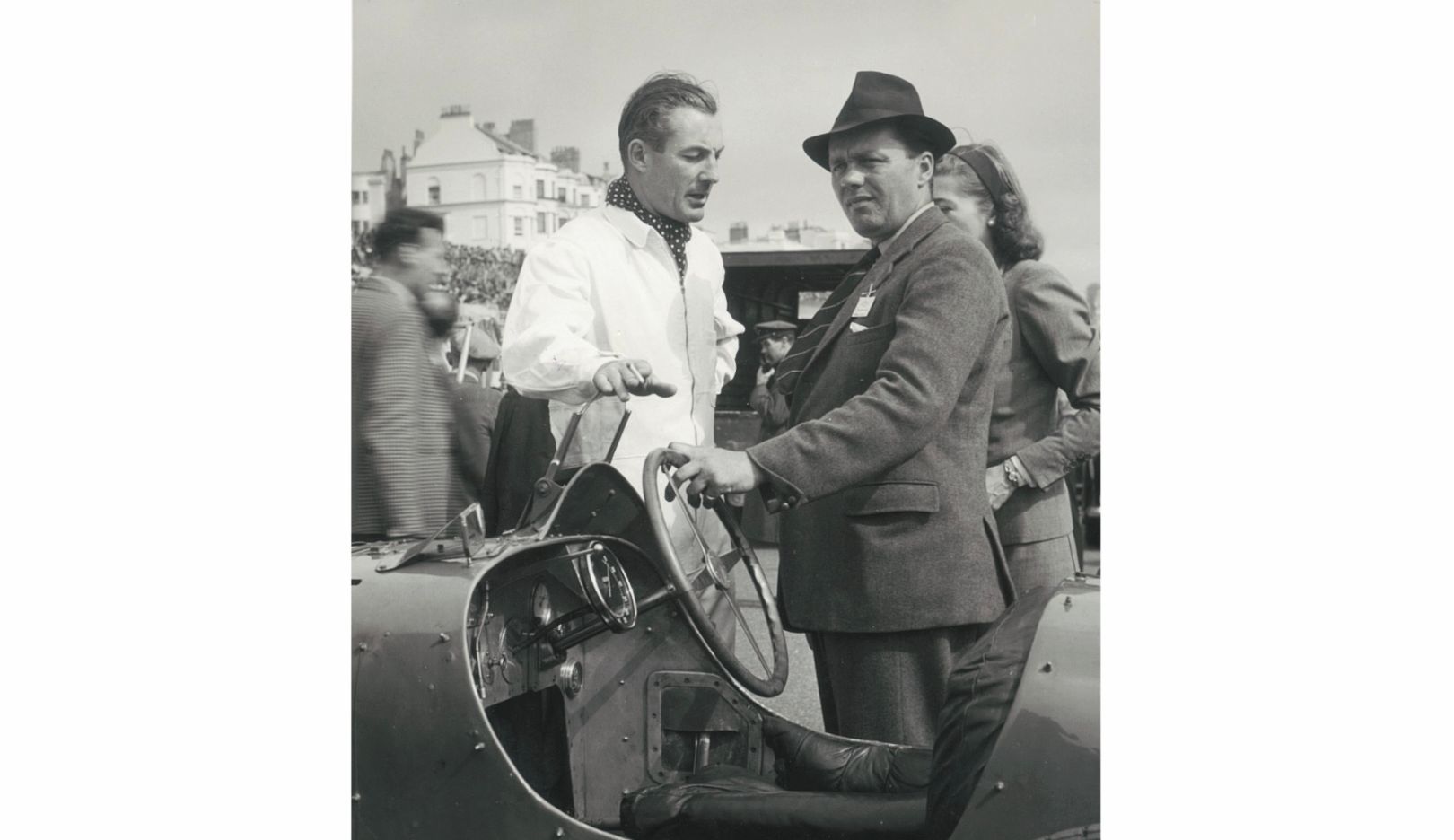 Home Kidston (links), de vader van Simon Kidston, was ook een enthousiast coureur. Hier te zien met een raceauto uit het begin van de 20ste eeuw.