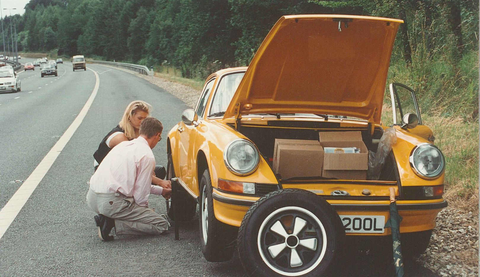 Op naar de Grand Prix: op weg naar de GP van Silverstone in 1991 heeft de 911 Carrera RS 2.7 een pitstop nodig.