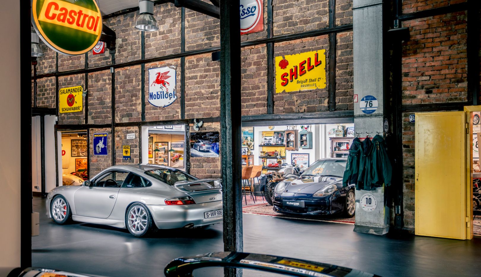 Una scena rara: un garage pieno di vetture sportive 911 GT3 (996).
