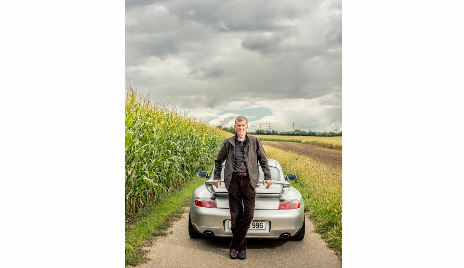 Quasi come ai vecchi tempi: Walter Röhrl, che ha partecipato di persona allo sviluppo della GT3, continua a essere entusiasta della vettura in colore argento artico metallizzato.