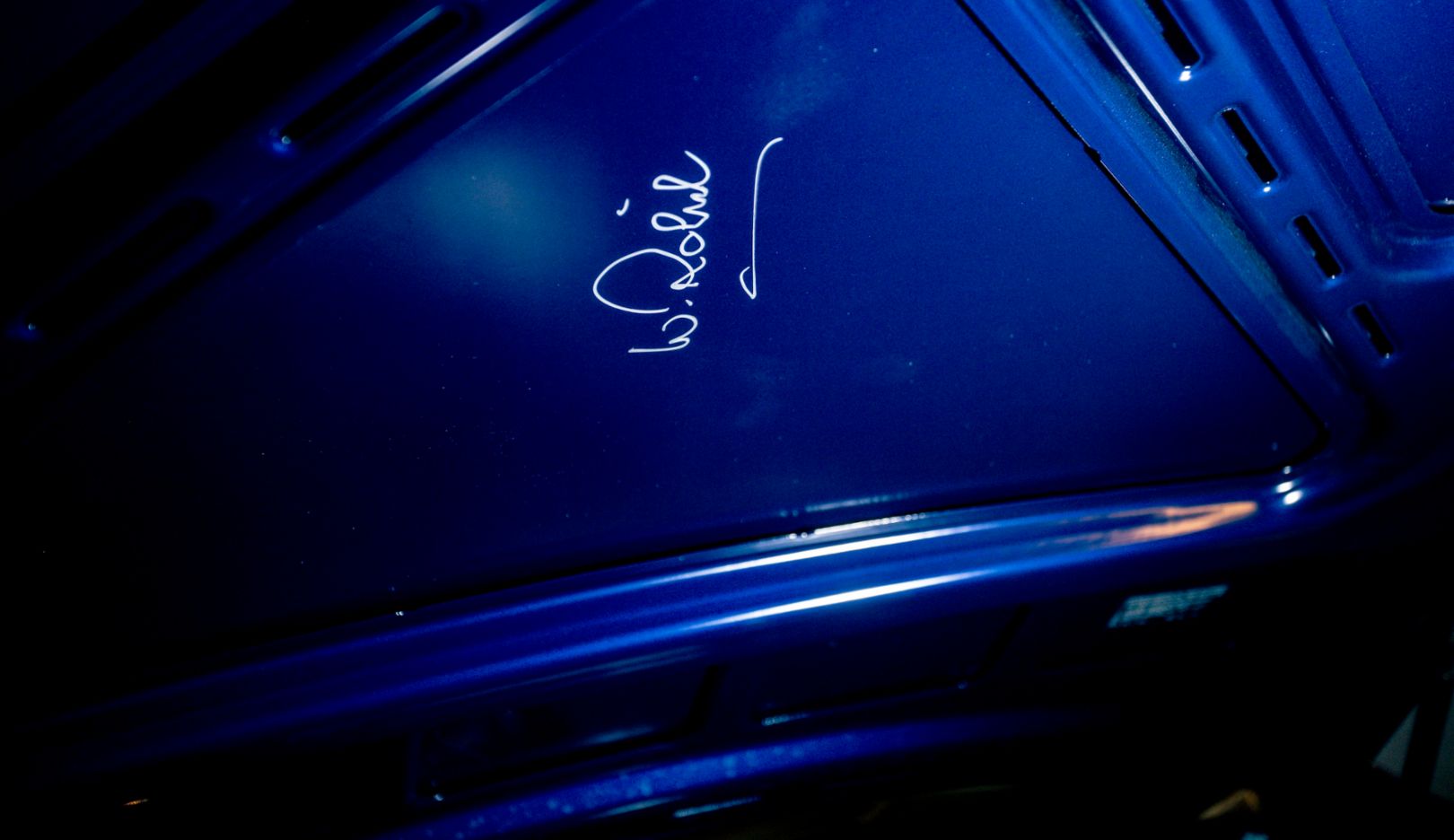 Il momento clou: Walter Röhrl autografa i modelli GT3 dei fondatori di FL8WERK.