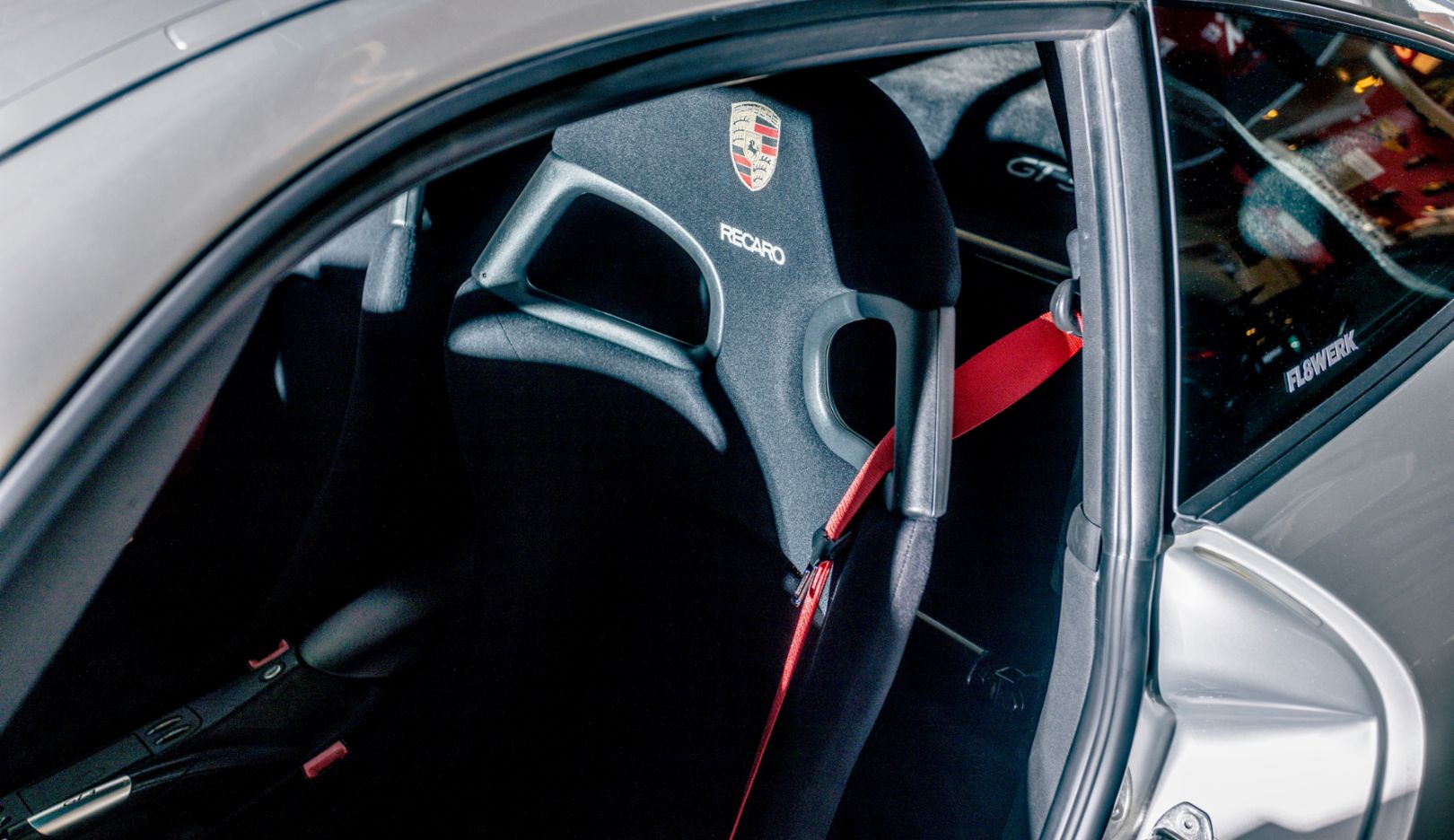 Sguardo agli interni: la 911 GT3 (996) possiede un sedile a guscio rivestito in Nomex resistente al calore e alla fiamma, un rollbar fisso e cinture di sicurezza a sei punti.