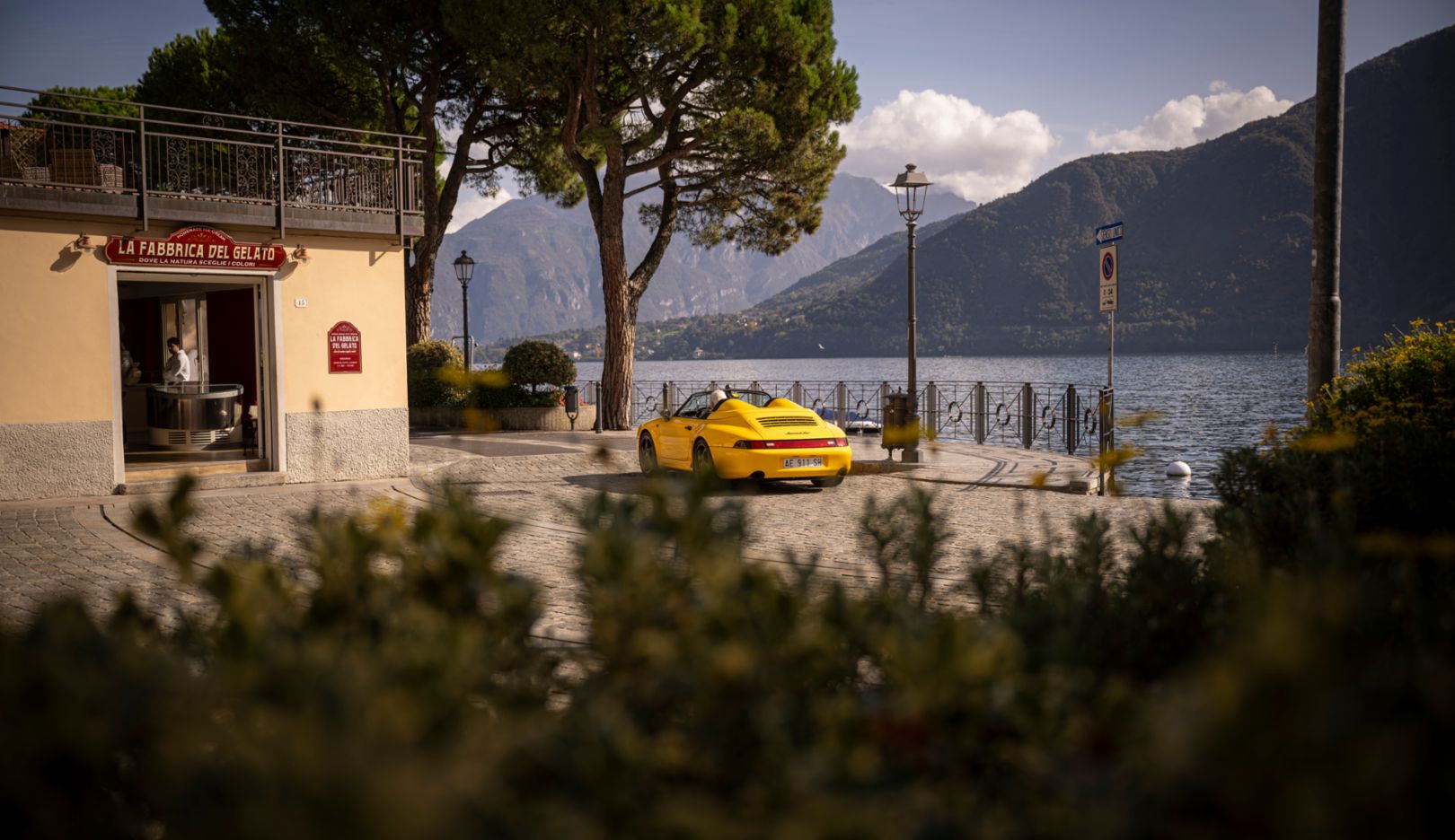 911 Speedster (993) nad brzegiem jeziora Como.