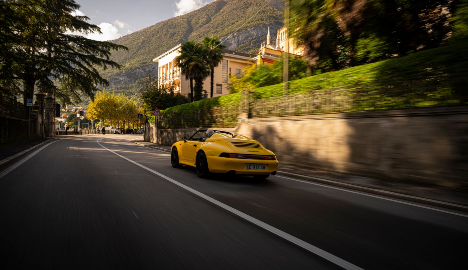 Trazzi delektuje się pierwszą jazdą swoim nowym Porsche 911 Speedster (993).