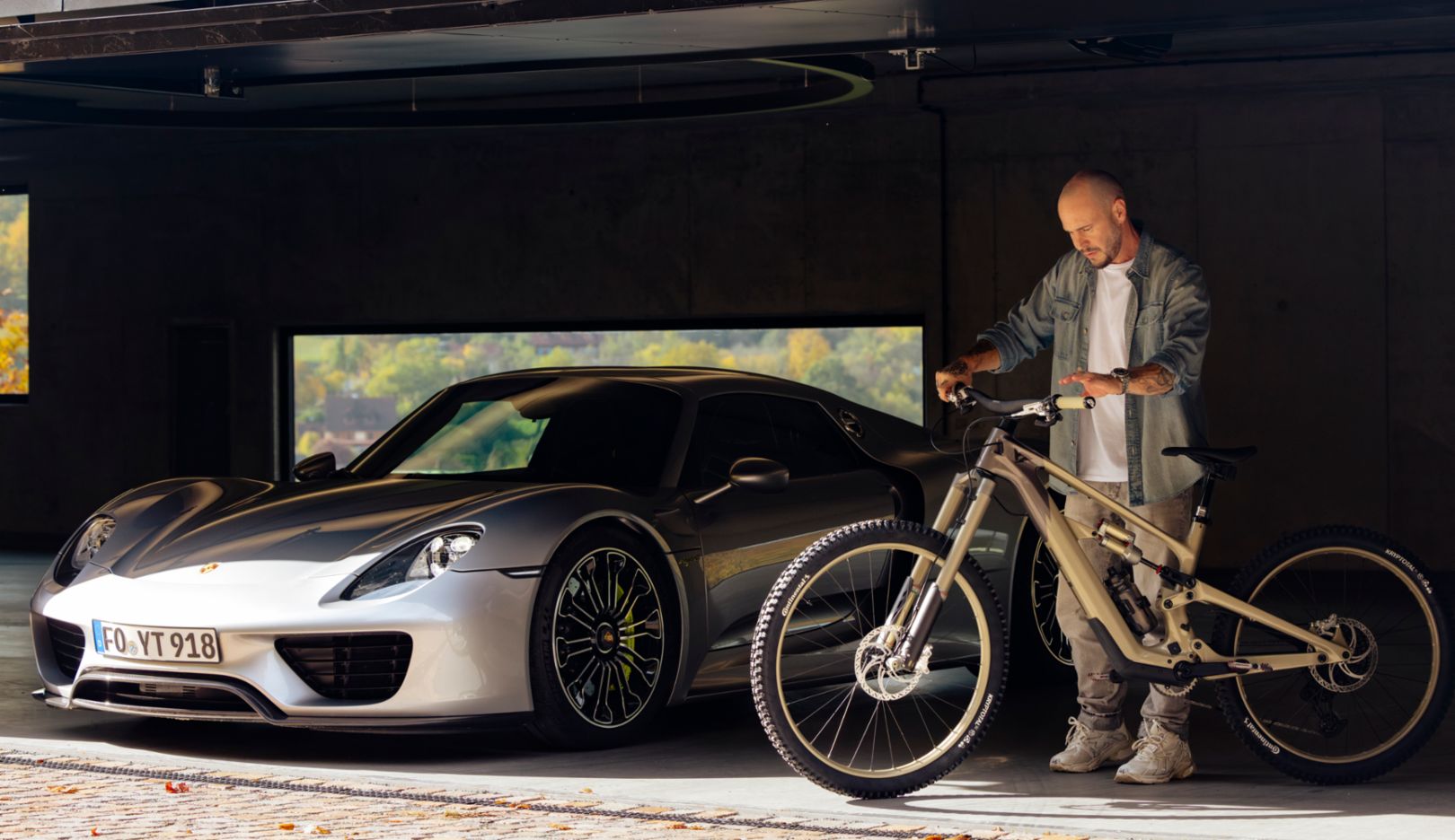 Sportowy napęd: Markus Flossmann ze swoim rowerem YT Decoy SN i Porsche 918 Spyder.